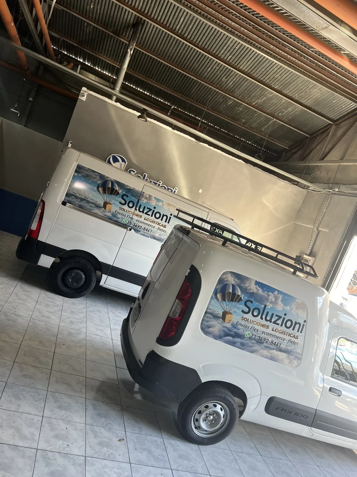 Equipo de Soluzioni Logística en el depósito